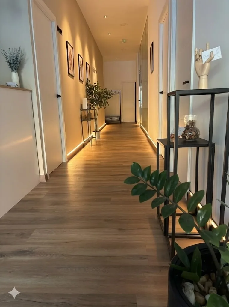 Passadís interior de Physeo Clinic que dona accés a les sales de tractament