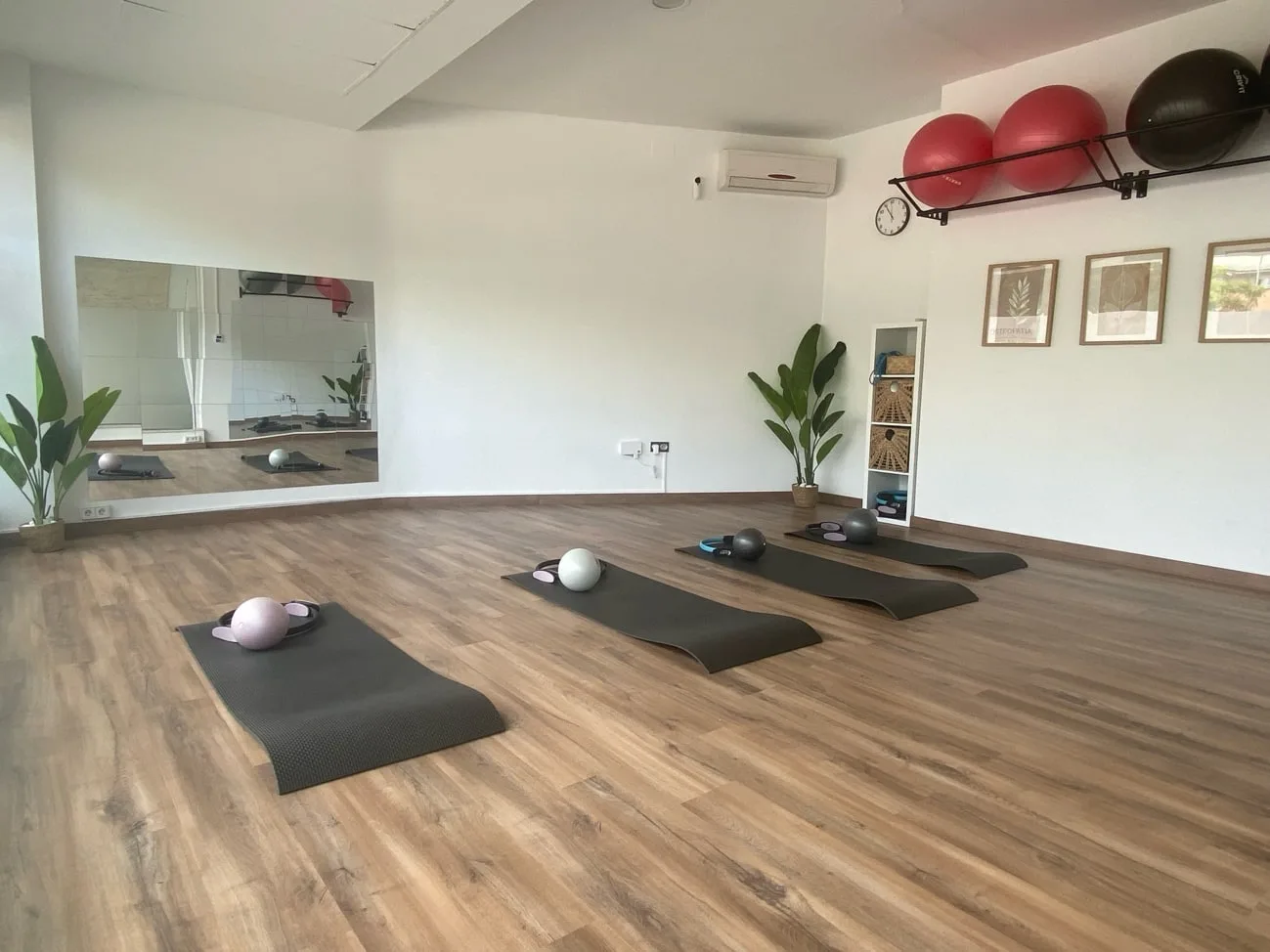 Sala d'activitats dirigides de Physeo Clinic, preparada per a una classe de pilates