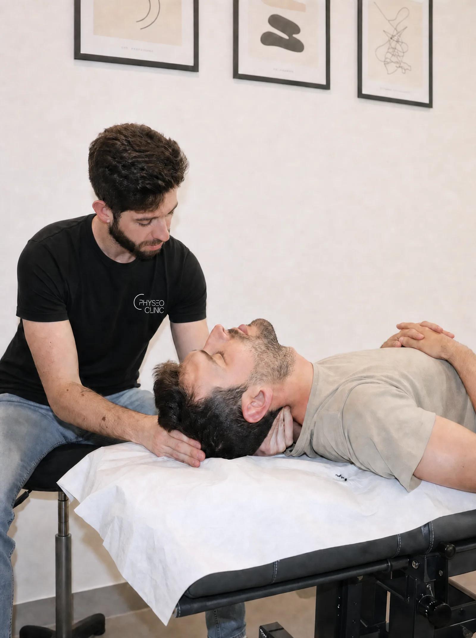 Fisioterapeuta tratando a un paciente en la camilla de Physeo Clinic, Terrassa