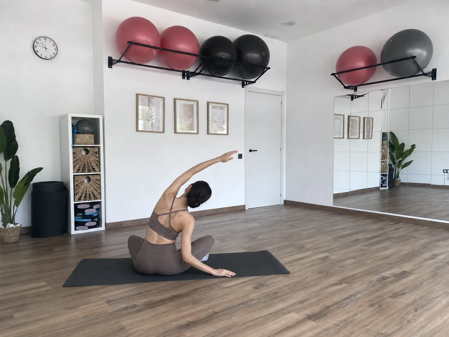 Exercici de pilates sobre estora a l'estudi de Physeo Clinic Terrassa